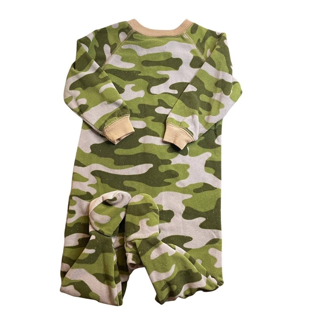 Carter’s 18 Month Footy Green and Black Camouflage Pajama’s PRELOVED pilling